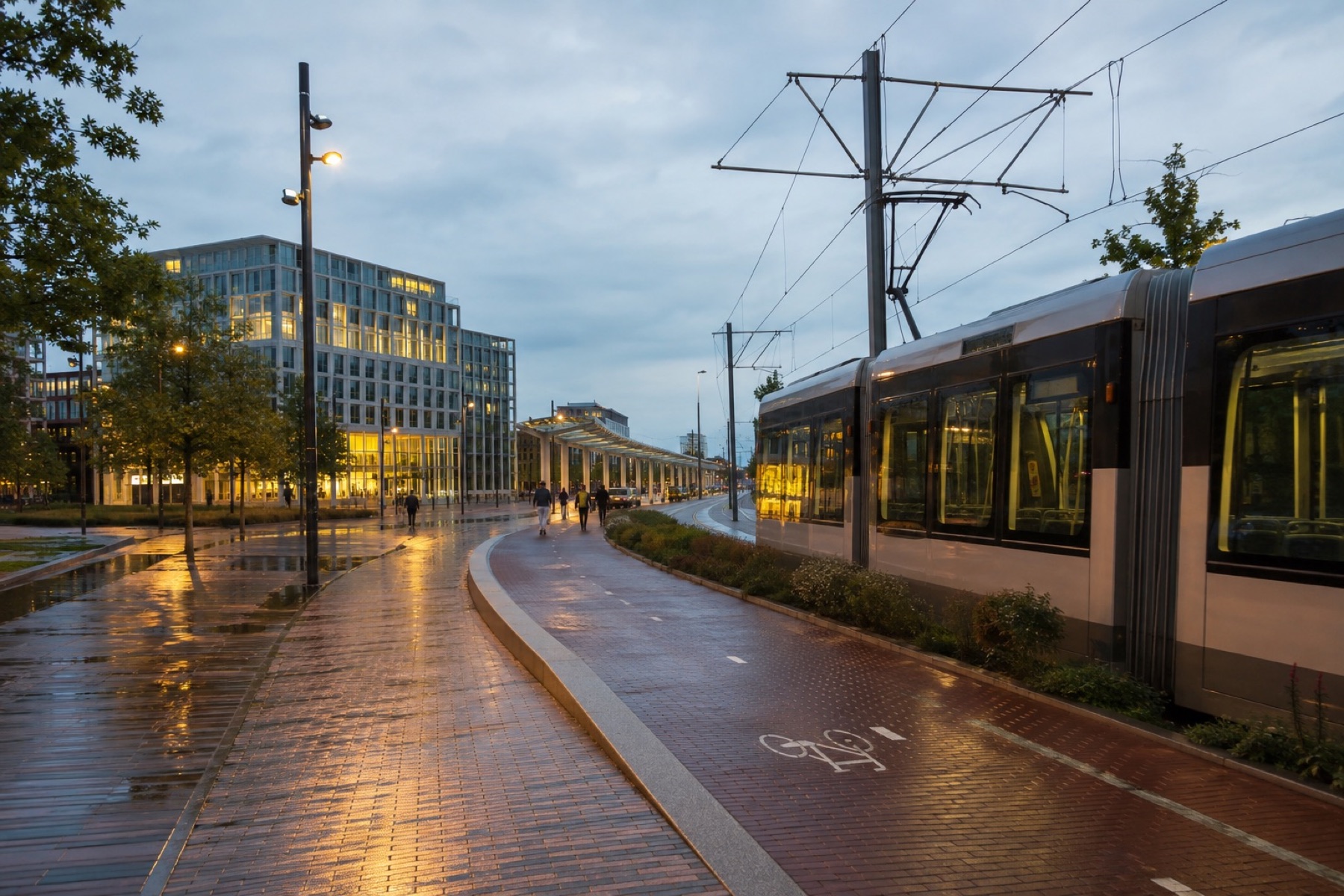Tram op een natte straat bij schemer, kantoorgebouwen op de achtergrond